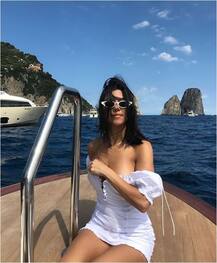 समुद्र के बीच खुली हवा में नाश्ता कर रही हैं ये अमेरिकन टीवी स्टार, देखें तस्वीर