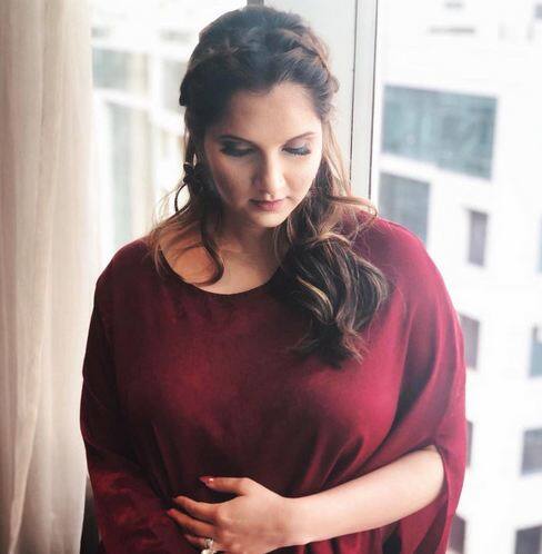 लोकप्रिय टेनिस खिलाड़ी के रूप में पहचान बना चुकीं सानिया मिर्जा अपने पति और पाकिस्तान के क्रिकेट खिलाड़ी शोएब मलिक के साथ अपने पहले बच्चे का   इंतजार कर रही हैं. सानिया मिर्जा की बेबी बंप की तस्वीरें भी सोशल मीडिया पर वायरल हो रही हैं. फोटोः ट्विटर