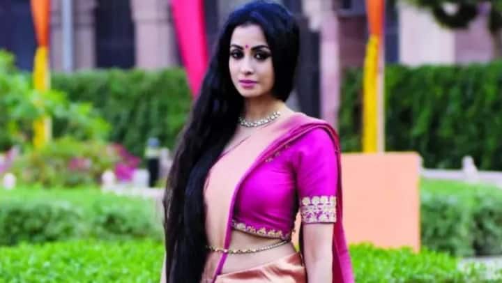 टीवी अभिनेत्री मधुरा नायक स्टार प्लस के मशहूर सीरियल ‘दीया और बाती हम’ की अगली कड़ी ‘तू सूरज, मैं सांझ पियाजी’ में साड़ी पहने वाली एक संस्कारी महिला ‘पालोमी’ की भूमिका में नजर आईं.