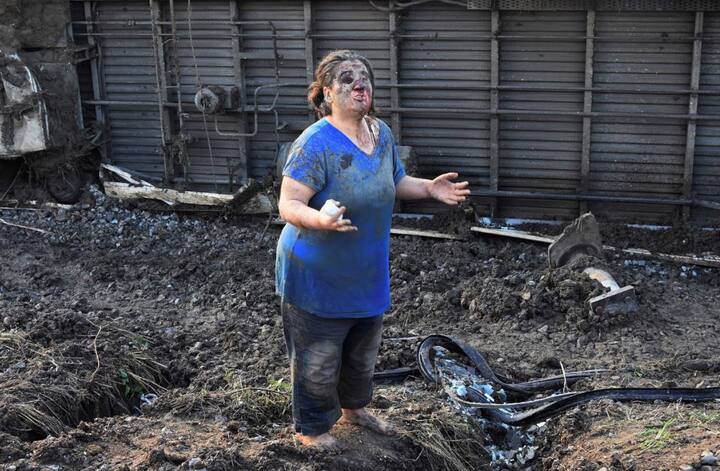  यह हादसा तुर्की के उत्तर-पश्चिम रेलवे पर हुआ है और बताया जा रहा है कि इस ट्रेन में 362 लोग यात्रा कर रहे थे. इस हादसे में पीड़िता मदद के लिए गुहार लगाते हुए देखी जा सकती है. (तस्वीर: एपी) 