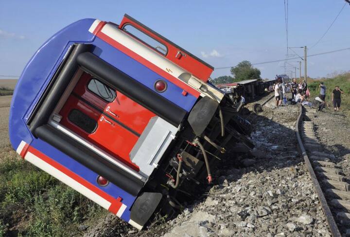 तुर्की में रविवार को एक रेल हादसे में 10 लोगों की मौत हो गई और 73 लोग घायल हो गए. हादसे की वजह ट्रेन का बेपटरी होना बताया गया है. (तस्वीर: एपी)