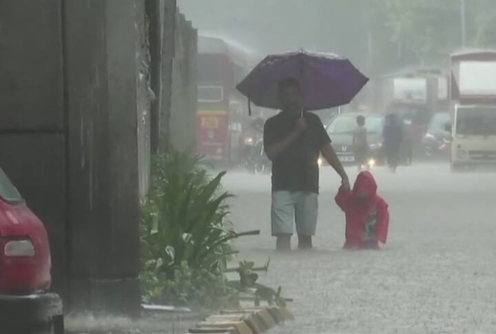 मुंबई के ठाणे में हो रही बारिश से कई जगहों पर बाढ़ जैसे हालात पैदा हो गए हैं. (तस्वीर: एएनआई)