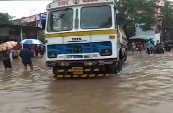 खास बात यह रही कि लोगों को तो परेशानी उठानी ही पड़ी लेकिन वाहनों को भी सड़कों पर फंसे देखा गया. (तस्वीर: एएनआई)