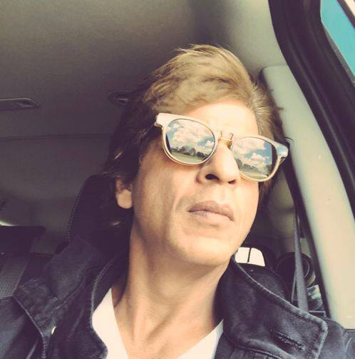 शाहरुख ने ट्विटर पर एक तस्वीर पोस्ट कर लिखा है,