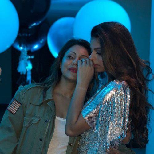 शाहरूख ने गौरी और सुहाना की भी साथ में एक तस्वीर अपने इंस्टा पर पोस्ट की है. फोटोः ट्विटर