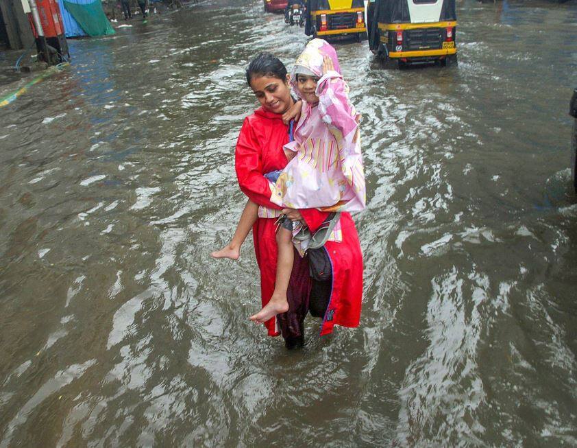 Mumbai, 300 stuck at residential area in Palghar मुंबई में भारी बारिश से बुरा हाल, जलभराव से पालघर में 300 लोग घरों में फंसे