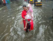 मुंबई में भारी बारिश से बुरा हाल, जलभराव से पालघर में 300 लोग घरों में फंसे