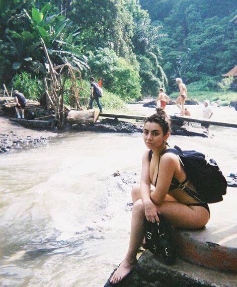 हाल में ब्रिटेन की गायिका चार्ली एक्ससीएक्स ने कहा है कि वो एक अच्छी परफॉर्मर हैं. इसी के साथ उन्होंने ये भी कहा कि वो अपने गाने को ज्यादा पसंद करती हैं. (तस्वीर: इंस्टाग्राम)  