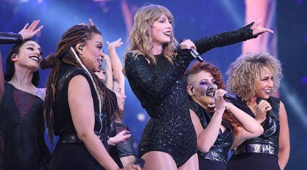 इस समय वह टेलर स्विफ्ट के वर्ल्ड टूर को समर्थन करने के साथ-साथ एंजॉय कर रही हैं. (तस्वीर: इंस्टाग्राम)