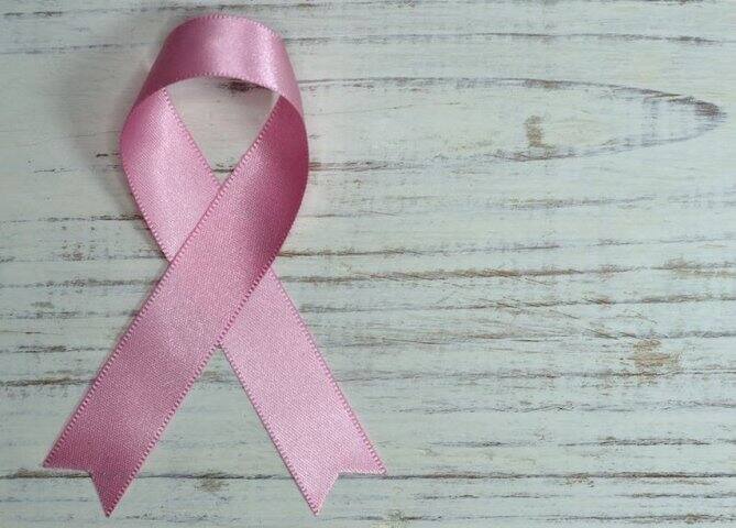  अगर कैंसर का निदान समय पर हो जाए तो यह जानलेवा नहीं है अैर इसका इलाज किया जा सकता है. कैंसर का इलाज मरीज पर अच्छी तरह काम करता है अगर मरीज खुश रहे, उम्मीद बनाए रखे, उसे परिवार एवं दोस्तों का प्यार और सहयोग मिले. फोटोः गूगल फ्री इमेज