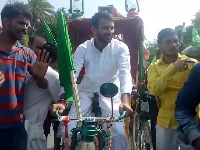 Bihar: Tej Pratap Yadav at Mahua, pulled rickshaw during visit अपने विधानसभा क्षेत्र पहुंचे तेज प्रताप पर चढ़ा लालू यादव का रंग, सबके साथ खाया सत्तू, रिक्शा भी चलाया