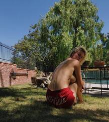 IN Pics: मॉडल आयरलैंड बाल्डविन टैटू दिखाने के लिए  हुईं टॉपलेस