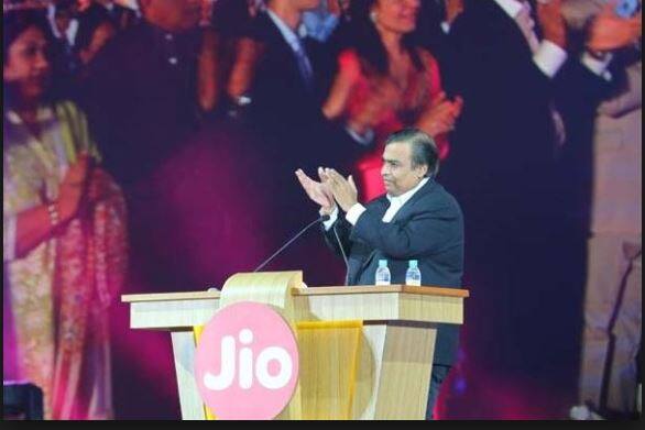 भारत के सबसे अमीर शख्स मुकेश अंबानी अब रिलायंस इंडस्ट्री के चेयरमैन और मैनेजिंग डायरेक्टर अगले और पांच साल तक बने रहेंगे, यानी उन्हें इस पर बने रहने का पांच साल एक्सटेंशन मिल गया है. 5 जुलाई को कंपनी की 41वीं सालाना आम बैठक में ये फैसला लिया गया है. 