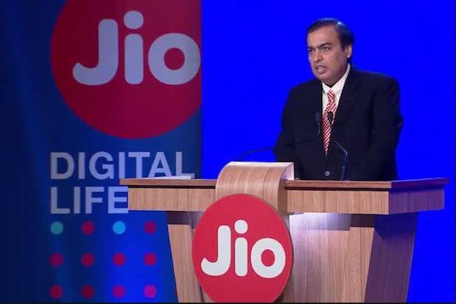 मुकेश अंबानी का बतौर चेयरमैन और मैनेजिंग डायरेक्टर मौजूदा कार्यकाल अप्रैल 2019 में खत्म होगा लेकिन उससे पहले ही उन्हें आगे के 5 साल के लिए दोबारा चुन लिया गया है. साथ ही उनकी तय सैलरी को भी बोर्ड ने मंजूरी दी है. मुकेश अंबानी की सैलरी और बोनस कितना है. व्यक्तिगत तौर पर उन्हें कितने पैसे रिलायंस ग्रुप की ओर से मिलते हैं इस पर एक नजर. 