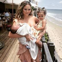 मॉडल क्रिसी टीगन ने बच्चे के साथ गुड़िया को कराया स्तनपान, सोशल मीडिया पर मचा बवाल