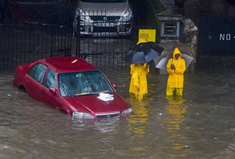 Weather: Heavy rainfall continues to lash Mumbai, news and updates मुंबई और आसपास के इलाकों में भारी बारिश की चेतावनी, बुरी तरह प्रभावित हुआ जनजीवन