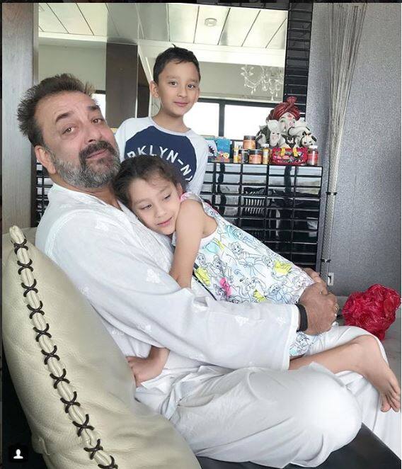 सिंगापुर में संजय दत्त भी उनके साथ थे लेकिन वो मुंबई आ चुके हैं. कुछ दिनों पहले ही संजय दत्त की बायोपिक संजू रिलीज हुई है जिसे दर्शकों का भरपूर प्यार मिला है.