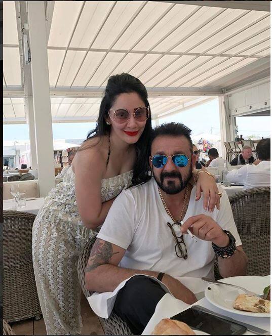  मान्यता और संजय दत्त की लव स्टोरी भी काफी फेमस है. संजय और मान्यता ने साल 2008 में गोवा में शादी की थी. इस कपल के दो बच्चे हैं.(Photo: Instagram)