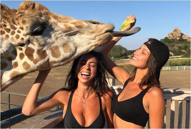 जन्मदिन के मौके पर भी लीह अपनी दोस्त और फेमस मॉडल बेला हैडिड के साथ नजर आईं थी. इस दौरान दोनों ने बिकिनी में बोल्ड फोटोशूट इंस्टाग्राम पर शेयर किया था. (तस्वीर-इंस्टाग्राम)