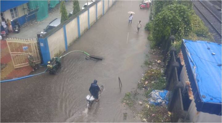 मुंबई और उसके आस-पास के इलाकों में मूसलाधार बारिश की वजह से सड़कों, रेलवे की पटरियों पर पानी भर गया है और रेलवे यातायात भी ठप होने की स्थिति में है. बारिश से जगह-जगह पानी इतना भर गया है कि सड़कों पर लोगों का निकलना भी मुश्किल हो रहा है. (तस्वीर-सोशल मीडिया)
