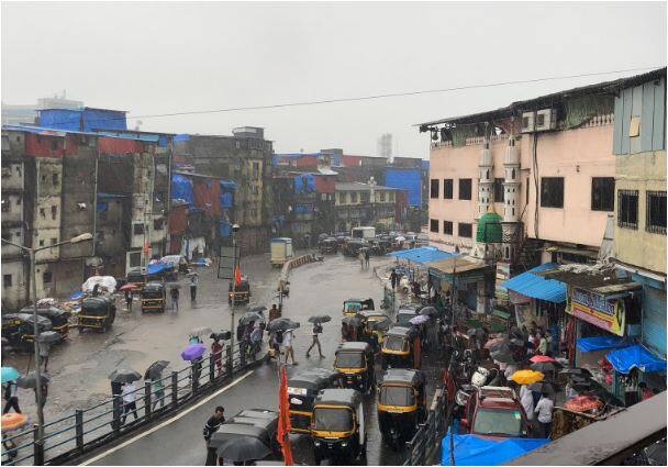 हालांकि मौसम विभाग के मुताबिक अभी मुंबई वासियों को बारिश से निजात मिलने की उम्मीद भी कम है. ताजा जानकारी के अनुसार आज भी मुंबई में तेज बारिश हो सकती है. (तस्वीर-सोशल मीडिया)