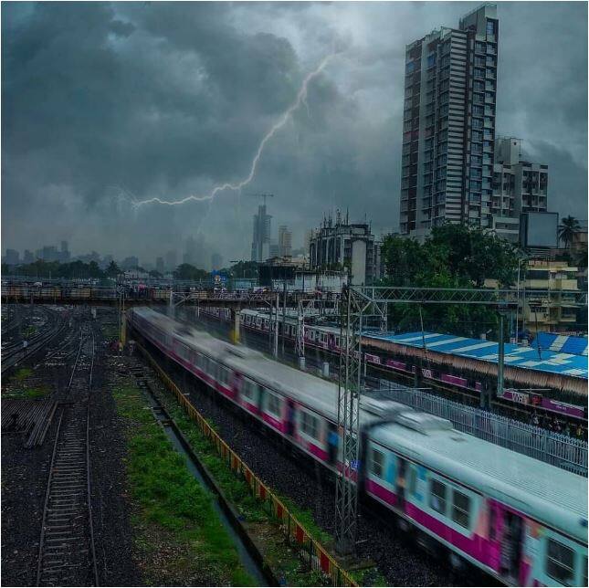 तेज बारिश से सबसे ज्यादा दिक्कत उन लोगों को हो रही है जो घंटों का सफर तय करके घर से दफ्तर आते-जाते हैं. रेलवे ट्रेक पर पानी भर जाने के कारण लोकल ट्रेन देरी से चल रही हैं. (तस्वीर-सोशल मीडिया)