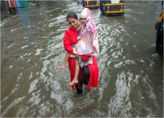 वहीं स्कूल में भी अभी तक छुट्टियों का एलान राज्य सरकार की ओर से नहीं किया गया है. इसलिए छात्रों को भी इस मुसीबत का सामना करना पड़ रहा है. (तस्वीर-सोशल मीडिया)