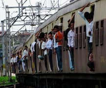 घर बैठे लोकल ट्रेन का टिकट अब चुटकियों में हो जाएगा बुक, जानें कैसे