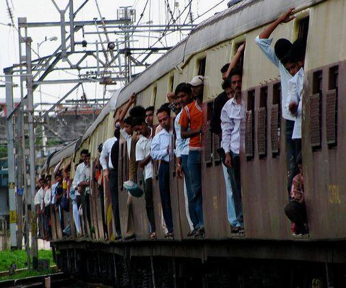 अब तक लोकल ट्रेन की बुकिंग ऑनलाइन या मोबाइल पर नहीं थी. लोकल ट्रेन की टिकट के लिए लंबे समय तक लाइनों में लगना पड़ता था. लेकिन अब ये   इंतजार भी खत्म हो गया है. फोटोः गूगल फ्री इमेज