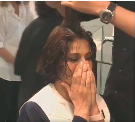 ये तस्वीर पोस्ट करते हुए सोनाली ने लिखा कि पिछले कुछ दिनों में उन्हें जितना प्यार और सपोर्ट उन्हें मिला है वो पाकर वो अभिभूत हैं. उन्होंने ये भी बताया है कि कैसे बाकी लोगों की कहानी जानने के उनमें इससे लड़ने की और हिम्मत आई गई.