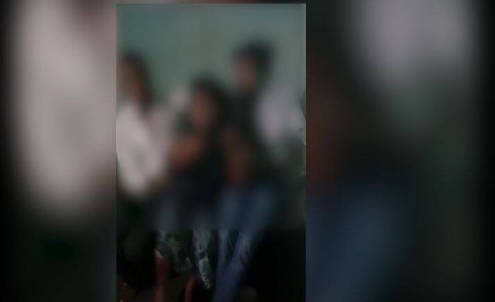 नीतीश के नालंदा में मनचलों के हौसले बुंलद, नाबालिग के साथ छेड़छाड़ का वीडियो वायरल Misbehave with minor girl in Nalanda, video gone viral, one arrested नीतीश के नालंदा में मनचलों के हौसले बुंलद, नाबालिग के साथ छेड़छाड़ का वीडियो वायरल