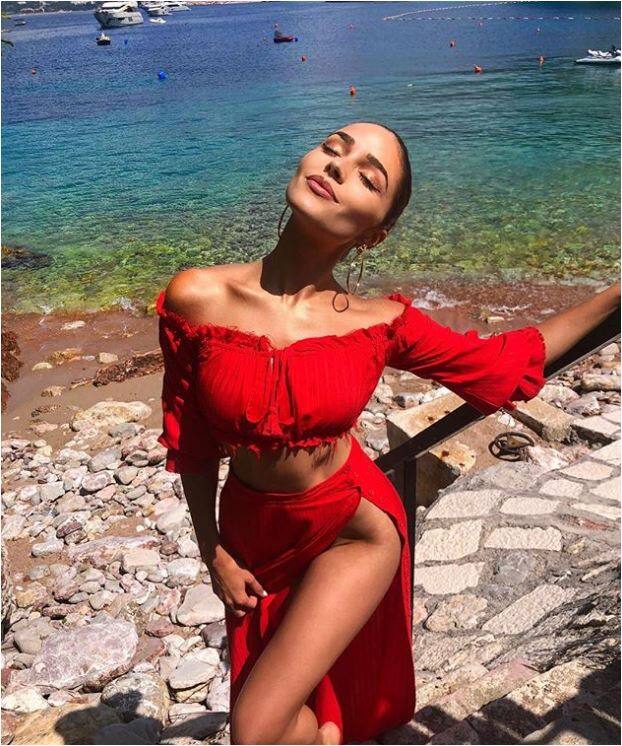 यही वजह है कि वो किसी पार्टी में हॉट ड्रेस में जाने से नहीं हिचकती हैं. (तस्वीर-इंस्टाग्राम)