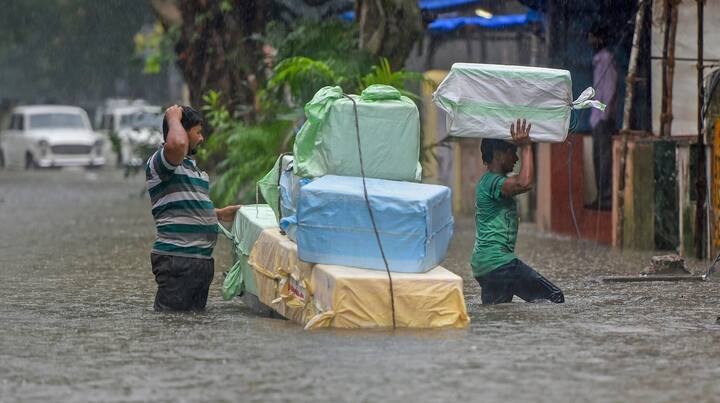 बता दें कि इस मौसम में एक दिन में हुई यह सबसे ज्यादा बारिश है, जिसके कारण कई सड़कों और गलियों में पानी भर गया. लोगों को घुटनों तक भरे पानी से गुजरना पड़ा. बारिश और कम दृश्यता के कारण वाहन सड़कों पर रेंगते रहे, सड़कों पर बने गड्ढों से समस्या और भी बिगड़ गई है.कई निचले इलाके दादर, सायन, परेल, कुर्ला, विद्याविहार, अंधेरी, मलाड और जोगेश्वरी उपनगरों में दूसरे दिन पानी भर जाने के कारण सड़क यातायात और पैदल चलने वाले लोगों को दिक्कतों का सामना करना पड़ रहा है.