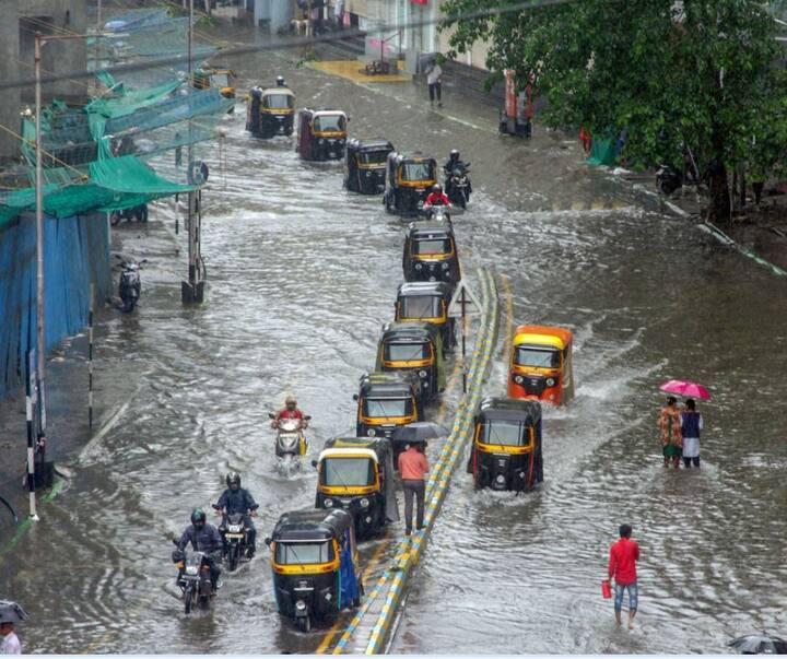 मुंबई और आसपास के जिलों में एनडीआरएफ, एसडीआरएफ और दमकल कर्मियों और अन्य एजेंसियों को किसी भी स्थिति से निपटने के लिए अलर्ट पर रखा गया है.