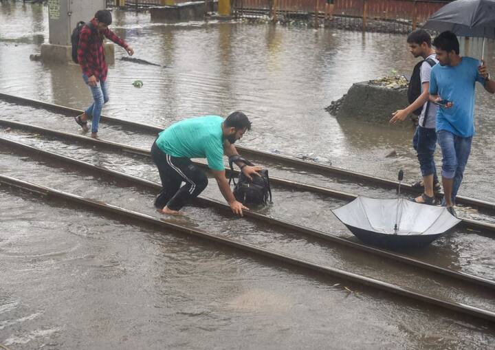 मुंबई में एक बड़ी समस्या विभिन्न एजेंसियों के बीच समन्वय की भी है. यहां रेलवे की तीन लाइनें हैं, पश्चिम, मध्य और हार्बर. सबके अलग-अलग अफसर हैं. शहर से गुजरने वाले हाईवे को एमएमआरडीए देखता है. कई सड़कें पीडब्लयूडी के अधीन आती हैं और अंदर की सड़कें बीएमसी. मेट्रो और मोनो रेल के अलग-अलग अफसर और एजेंसियां हैं.