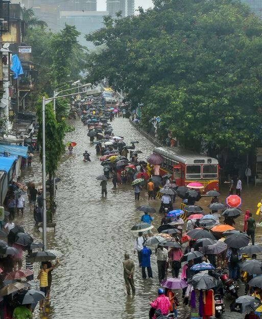 पिछले तीन दिन से हर रोज़ 100 मिलीमीटर से ज़्यादा बारिश हुई है, पिछले 24 घंटों में ही 200 मिमी के करीब बारिश रिकॉर्ड की गई. मुंबई सहित कल्याण, ठाणे, नवी मुंबई में मॉनसून जमकर बरस रहा है. महीने के शुरुआती 10 दिन में ही मुंबई ने 754 मिलीमीटर बारिश हुई, जबकि पूरे जुलाई महीने में 840 मिलीमीटर बारिश होती है. अगले 24 घंटों में बारिश जारी रहेगी जिससे 840 मिमी पीछे छूट सकता है.