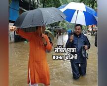 मुंबई: बारिश में एक हाथ में छाता दूसरे में जूता ले जाते दिखे संबित पात्रा, कांग्रेस बोली- भ्रष्टाचार की पोल खुली