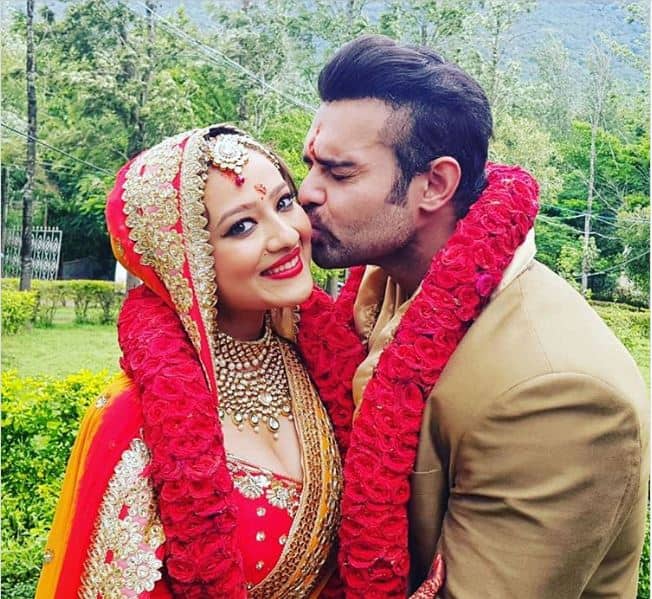 महाक्षय पर केस की बात करें तो एक एक्ट्रेस ने महाक्षय पर शादी का झांसा देकर दुष्कर्म करने और धोखा देने का आरोप लगाया है. महिला ने आरोप लगाया है कि जब वह गर्भवती हुई तो महाक्षय ने एक दवा देकर उसका गर्भ गिरा दिया. महिला द्वारा महाक्षय के खिलाफ शिकायत दर्ज कराने के बाद अभिनेता की शादी पुलिस जांच की वजह से आगे बढ़ गई. इससे पहले नई दिल्ली की एक अदालत ने सात जुलाई को महाक्षय व उनकी मां को अग्रिम जमानत दे दी.