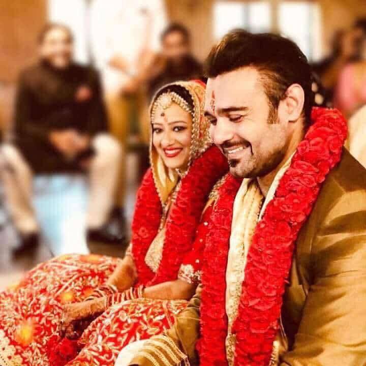 इस मौके पर मदालसा लाल रंग के लहंगे में खूबसूरत नज़र आ रही थीं वहीं महाक्षय इस मौके पर गोल्डेन शेरवानी में नज़र आए.