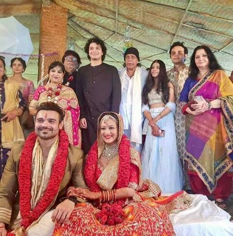 मिथुन के बेटे महाक्षय ने एक्ट्रेस मदालसा शर्मा से रचाई शादी, देखें Wedding की सारी तस्वीरें मिथुन के बेटे महाक्षय ने एक्ट्रेस मदालसा शर्मा से रचाई शादी, देखें Wedding की सारी तस्वीरें