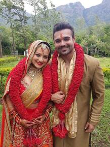 मिथुन के बेटे महाक्षय ने एक्ट्रेस मदालसा शर्मा से रचाई शादी, देखें Wedding की सारी तस्वीरें