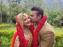 मिथुन के बेटे महाक्षय ने एक्ट्रेस मदालसा शर्मा से रचाई शादी, देखें Wedding की सारी तस्वीरें