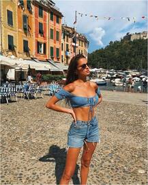 गुलाबी बिकिनी में इंटरनेट पर खलबली मजा रही हैं ये फ्रेंच मॉडल, देखें