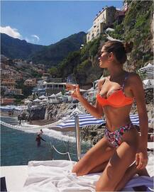 गुलाबी बिकिनी में इंटरनेट पर खलबली मजा रही हैं ये फ्रेंच मॉडल, देखें