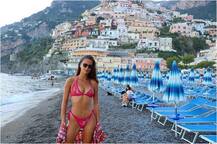 गुलाबी बिकिनी में इंटरनेट पर खलबली मजा रही हैं ये फ्रेंच मॉडल, देखें