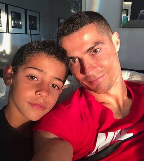 जी हां, फीफा से बाहर होने का गम भुला चुके रोनाल्डो हाल ही में अपने परिवार के साथ क्वालिटी टाइम बिताते नजर आएं. फोटोः इंस्टाग्राम