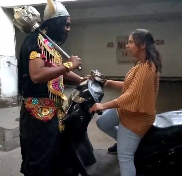 इतना ही नहीं, आरजे माधुरी ने यमराज के साथ एक छोटा सा नाटक करते हुए बिना हेल्मेट की अपनी एक वीडियो भी जनवरी में पोस्ट की थी. फोटोः इंस्टा ग्राम 
