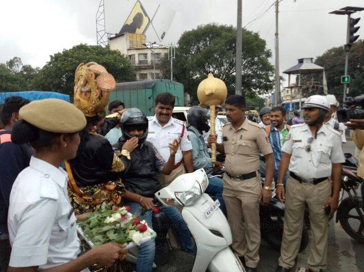 उन्होंने ये भी कहा कि  इसके अलावा हमने ‘यम’ नामक चरित्र के इस्तेमाल का विचार किया ताकि लोगों में यह संदेश फैला सकें कि अगर उन्होंने यातायात नियमों का पालन नहीं किया तो यमराज उनके घर आ जायेगा.  फोटोः ट्विटर