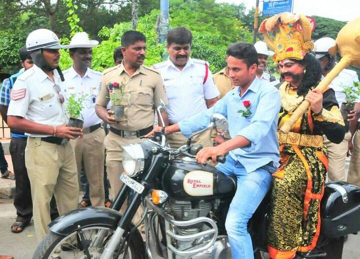 यमराज के रूप में पुलिसकर्मी की ये तस्वीरें सोशल मीडिया पर भी ट्रैफिक अवेयरनेस के टैग के साथ वायरल हो रही हैं. फोटोः ट्विटर