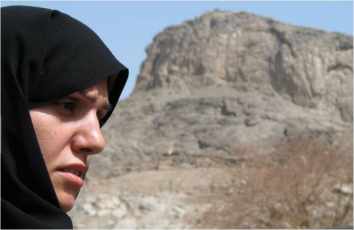 फ्रांस के नक्शे-कदम पर चलते हुए बेल्जियम ने भी साल 2011 में बुर्के को बैन करने का फैसला लिया था. यहां अगर महिलाएं बुर्का पहन कर सार्वजनिक जगहों पर निकली हैं तो उन्हें दंड के रूप में 7 दिनों की जेल हो सकती है. वहीं जेल से बचने के लिए उन्हें 1300 यूरो का भुगतान भी करना पड़ सकता है.  